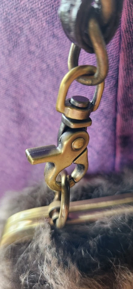 BOLSO DE MANO DE PIEL SINTÉTICA MARRÓN COLECCIÓN BUENO 9" X 6" CON CADENA Y CORREA DE CUERO Foto 4 de 4