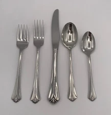 Oneida Distinction Deluxe Westgate Royal Crest Stainless 5 Piece Place Setting