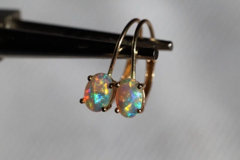 Pendientes de aro de cristal de ópalo de fuego australiano de corte ovalado de 2 quilates enchapados en oro amarillo de 14 quilates Foto 2 de 4
