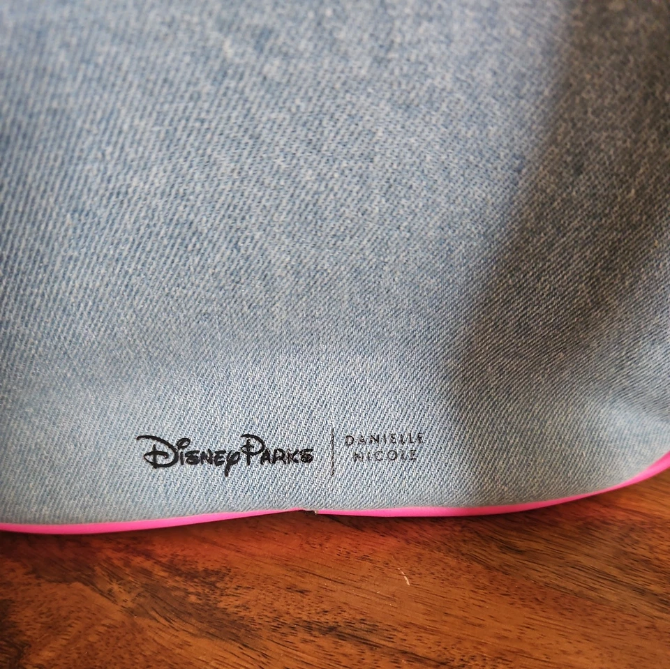  Mini mochila vaquera Mickey Mouse Club de los parques de Disney de Danielle Nicole Foto 3 de 4