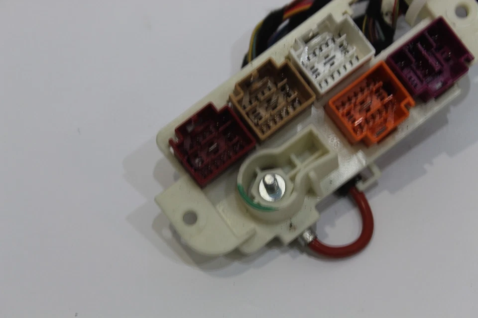 Audi A4 Cabriolet 8H B7 Connecteurs et câbles du support de relais avant gauche - Photo 4/4