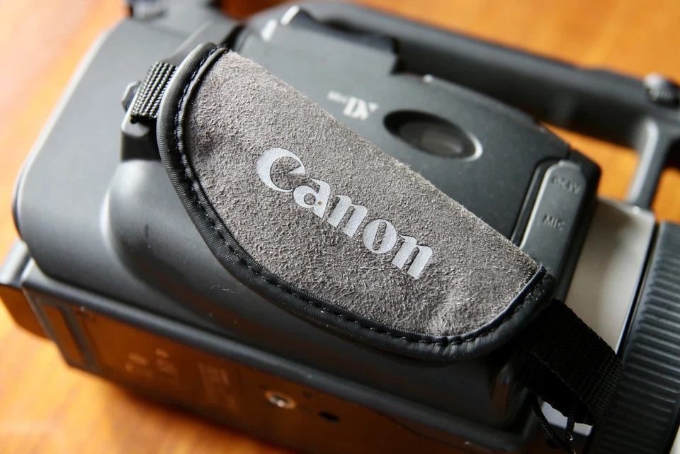 *Fully functioning* Canon XM2 PAL MiniDV Camcorder 20x Lens, 3CCD with Battery - Image 2 of 4