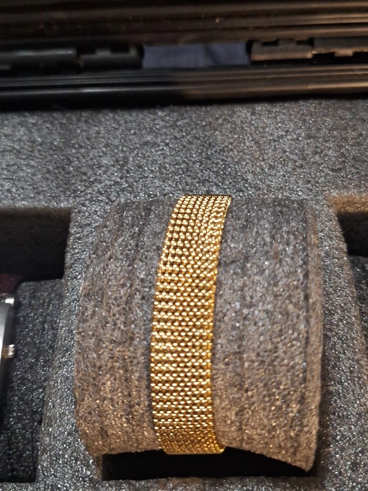 Reloj de cuarzo Skagen para mujer tono dorado con bonita correa elástica funcionando en buen estado Foto 2 de 4