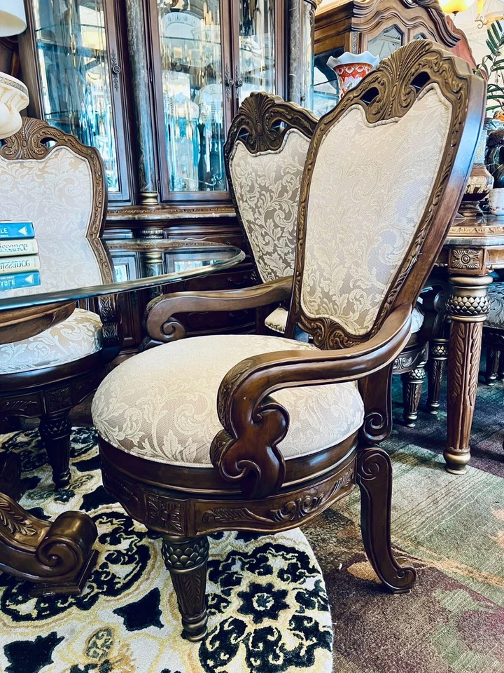 AICO by Michael Amini Torino 5PC round dining set - Image 4 of 4