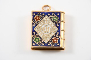 Q31Y16 Gold 750 18kt Koran Medaillon mit Email und Miniatur Koran