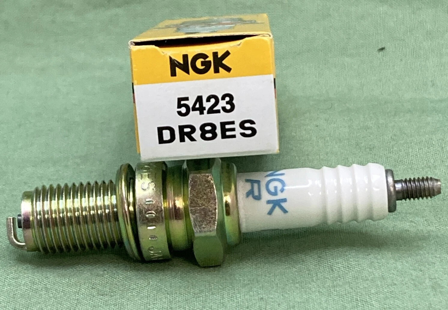 2  NEW GENUINE NGK 5423 DR8ES NICKEL SPARK PLUG FOR MOTORCYCLE