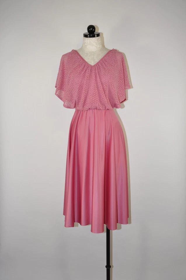 70s Vintage Pink Poly Jersey Eyelet Lace Draped Batwing Sleeve Boho Cape Dress S - Image 3 of 4