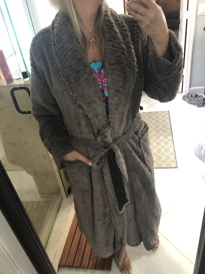 Bata de piel sintética marrón gris Soma. Usado en excelente estado.  Talla S/M Suave y Pesado Foto 2 de 4