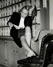 MARLENE DIETRICH READING HER FAN MAIL ON VJ DAY - 8X10 PUBLICITY PHOTO (BB-154)