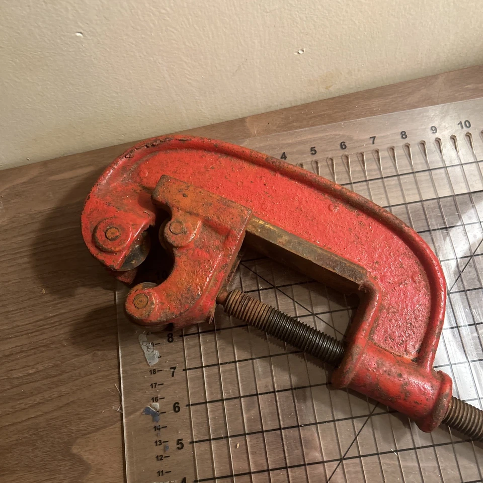PIPE CUTTER Heavy Duty Unbranded 3/4 TO 4 INCHES - Image 4 of 4