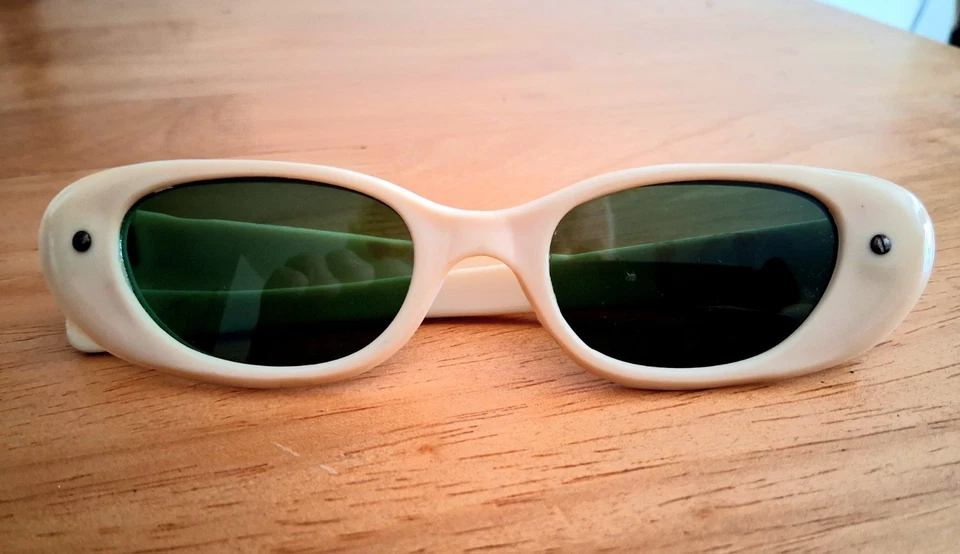 #024, Óculos de sol vintage 1950 olho de gato branco verde profundo lentes coloridas aparência divertida.  - Imagem 2 de 4