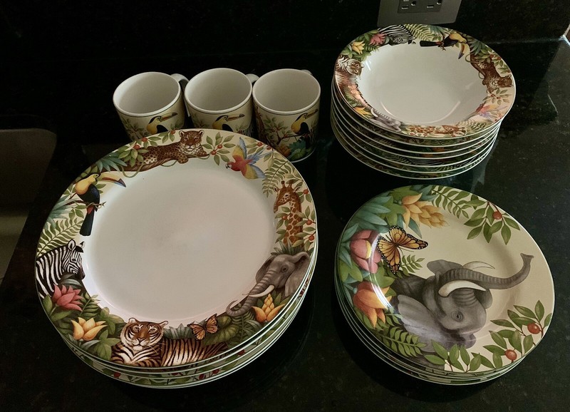 22 Piece Sakura Jungle Animals Dining Set