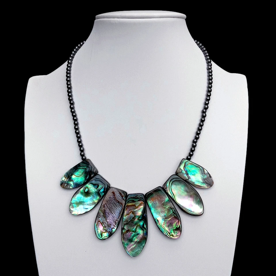 Collar gargantilla hecha a mano de hematita negra con concha de abulón natural Foto 3 de 4