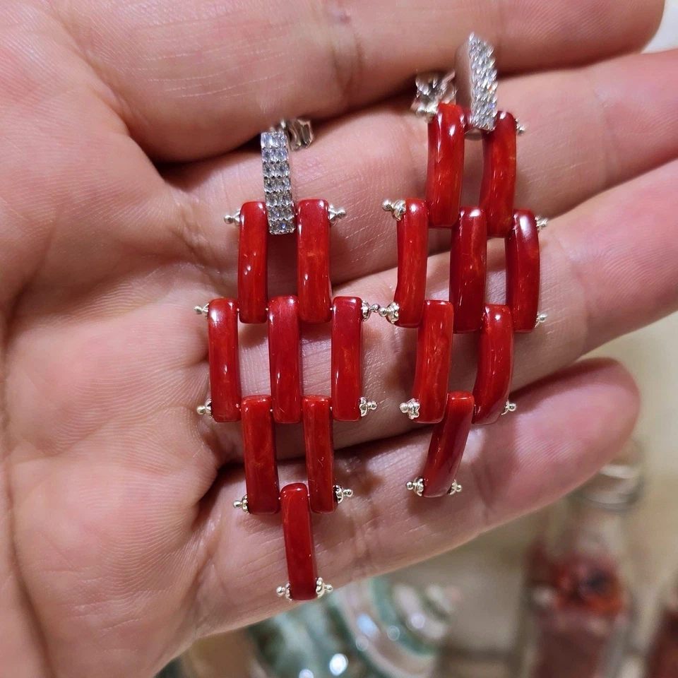 Orecchini pendenti in corallo rosso fatti a mano in argento rodiato 925 - Immagine 3 di 4