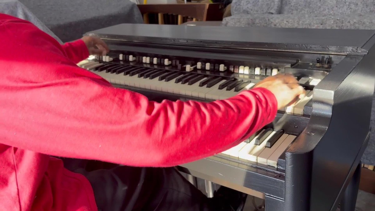 Hammond B3 Organ w/ Leslie 122 Speaker, 25-Note Pedalboard