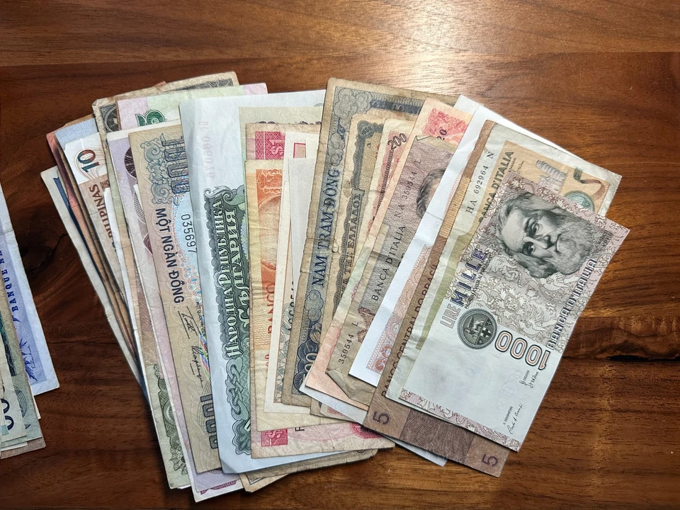 Large lot of over 180+ world banknotes circulated and uncirculated #0439 - Image 3 of 4