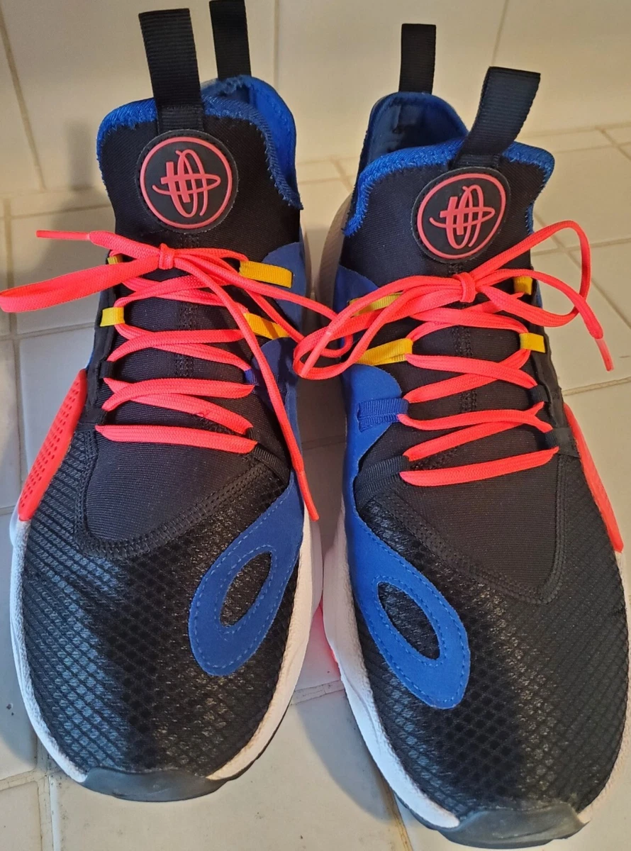 Nike huarache black top and red on feet