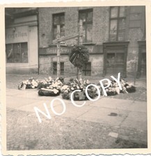 Foto Kr&auml;nze f&uuml;r Olga Segler Bernauer Str. 34, Berlin, DDR, 60-er Jahre B 1.44