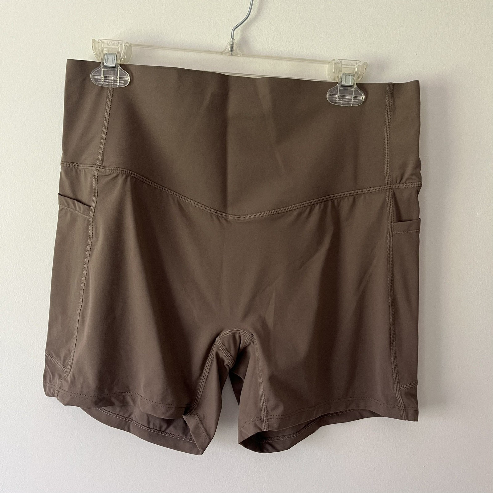 HALARA Ultrasculpt Side Pocket Bike Shorts XL Mocha Beige Athletic Workout NEW