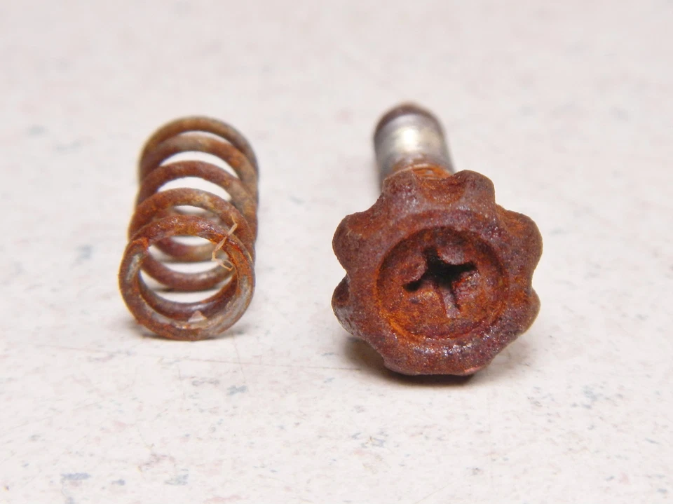 82 SUZUKI SP500 CARBURADOR ACELERADOR RALENTÍ REGULADOR TORNILLO Y RESORTE Foto 3 de 3