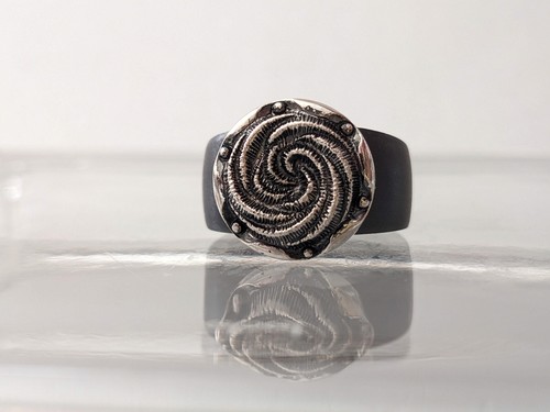 Accesorio de botón - "Espiral plata vieja" - 15mm - Compatible con Charlotte 21 - Imagen 2 de 3