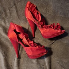 High Heels Gr. 38 rot. Absatz ca. 11 cm. Geklebt, also als "Bettschuhe"