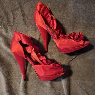 High Heels Gr. 38 rot. Absatz ca. 11 cm. Geklebt, also als ''Bettschuhe''