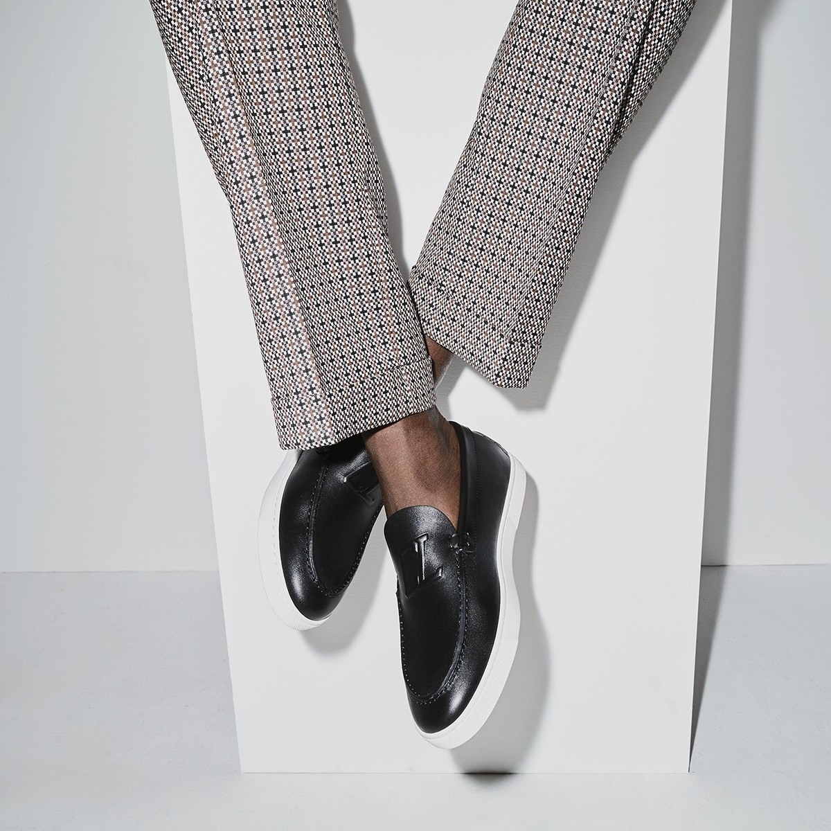 Christian Louboutin Mens Varsiboat Flat Black Leather Loafer  display picture 2