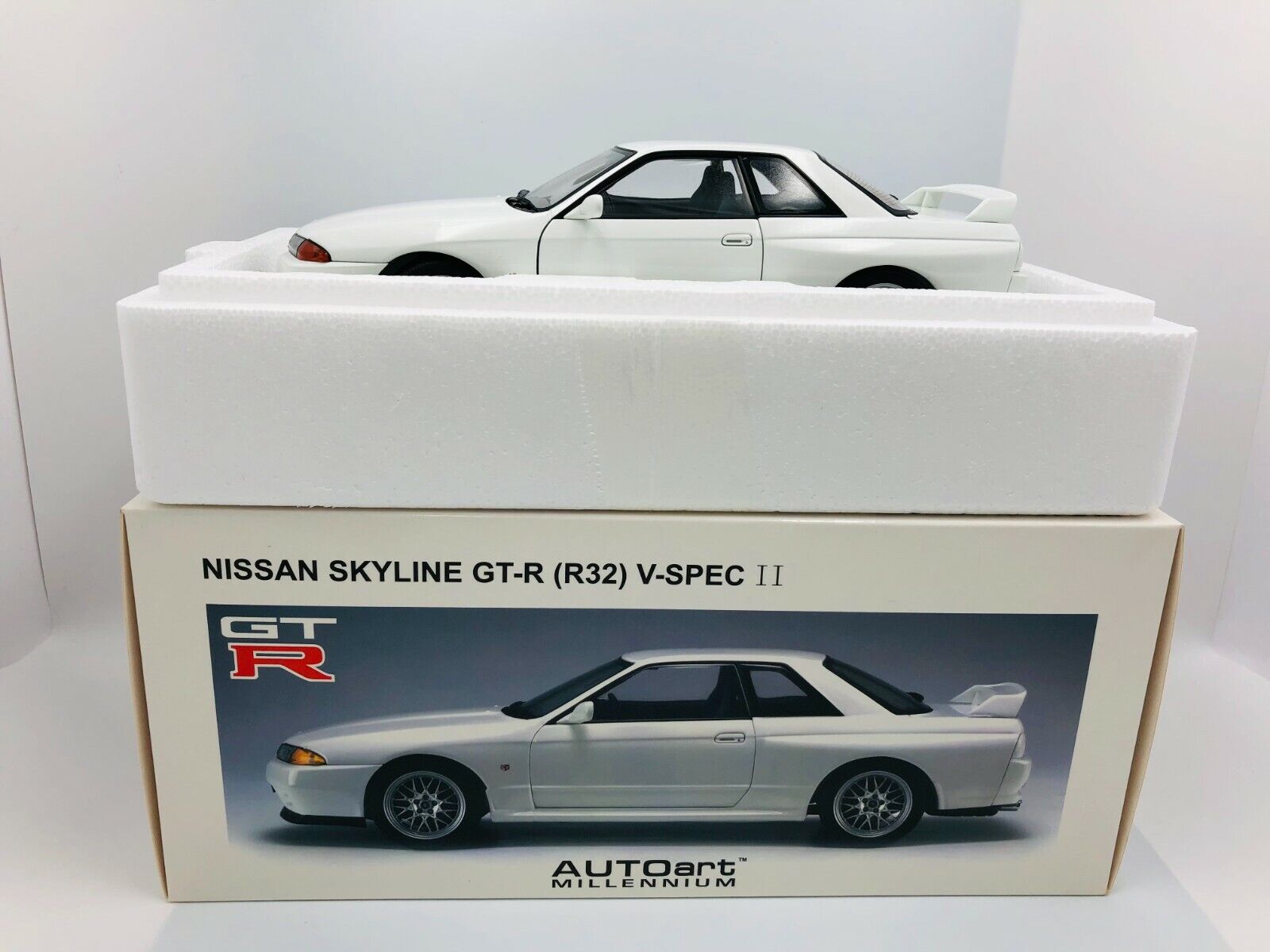 1/18 AUTOart Millenium NISSAN SKYLINE GT-R(R32) V-SPECⅡCrysrtal White 77345