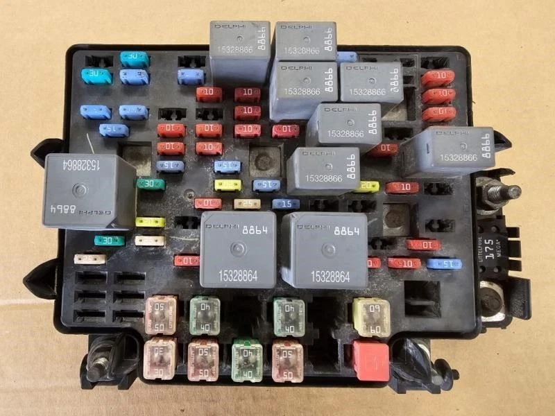 二手 2005 年 GMC SIERRA LLY DIESEL 保险丝盒通用部件 #15115618 已发货 — 第 3/4 张图片