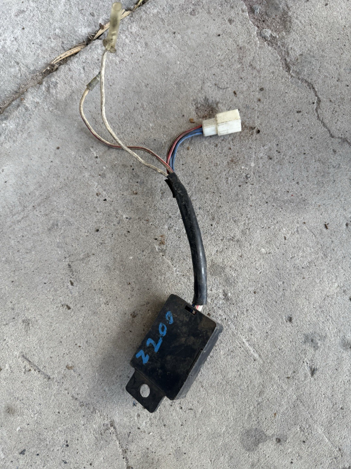 Kawasaki Z200 Genuine OEM Fuse Box Junction Power Wire Plug Loom