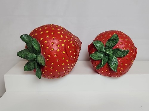 Set of 2 Strawberry Bird Chick Figurines Resin 6" x 3.5" & 4.5" x 3.25" ENESCO? - Picture 16 of 18