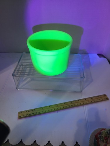 Vintage Uranium Jadeite Round Canister no Lid, Size: 4" H x 5 1/2 W - Picture 6 of 6