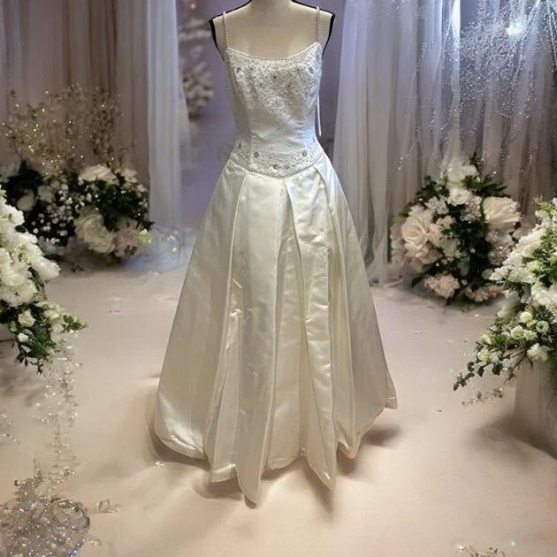 Vestido de novia Demetrios marfil adornado satinado Mikado talla 10 $1399 Foto 3 de 4