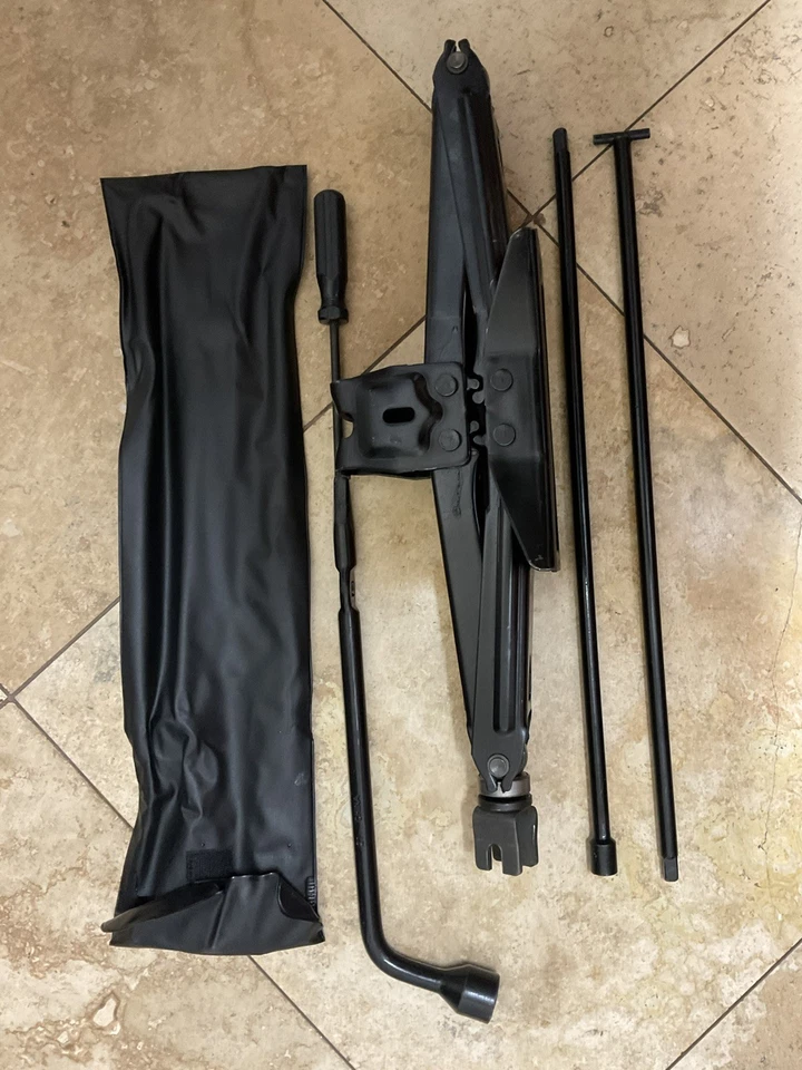 04-05-06-07-08-09-11-12-13-14-15-16-17 Nissan Titan Armada Neumático Gato y Herramientas Foto 2 de 4