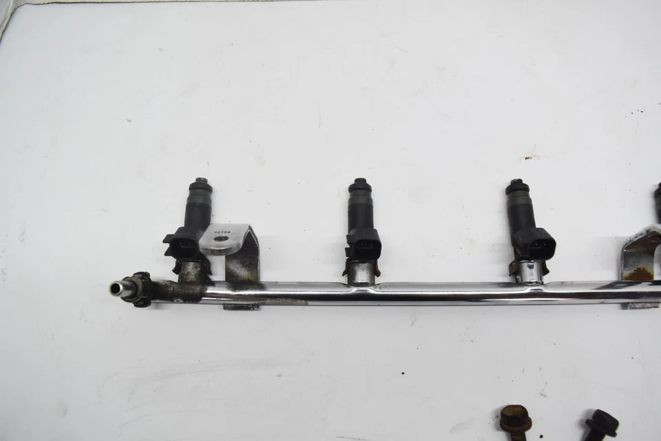 Chrysler PT Cruiser 2004 2007 juego de inyectores de riel de combustible 2,4 04669768AC 04 06 Foto 3 de 4