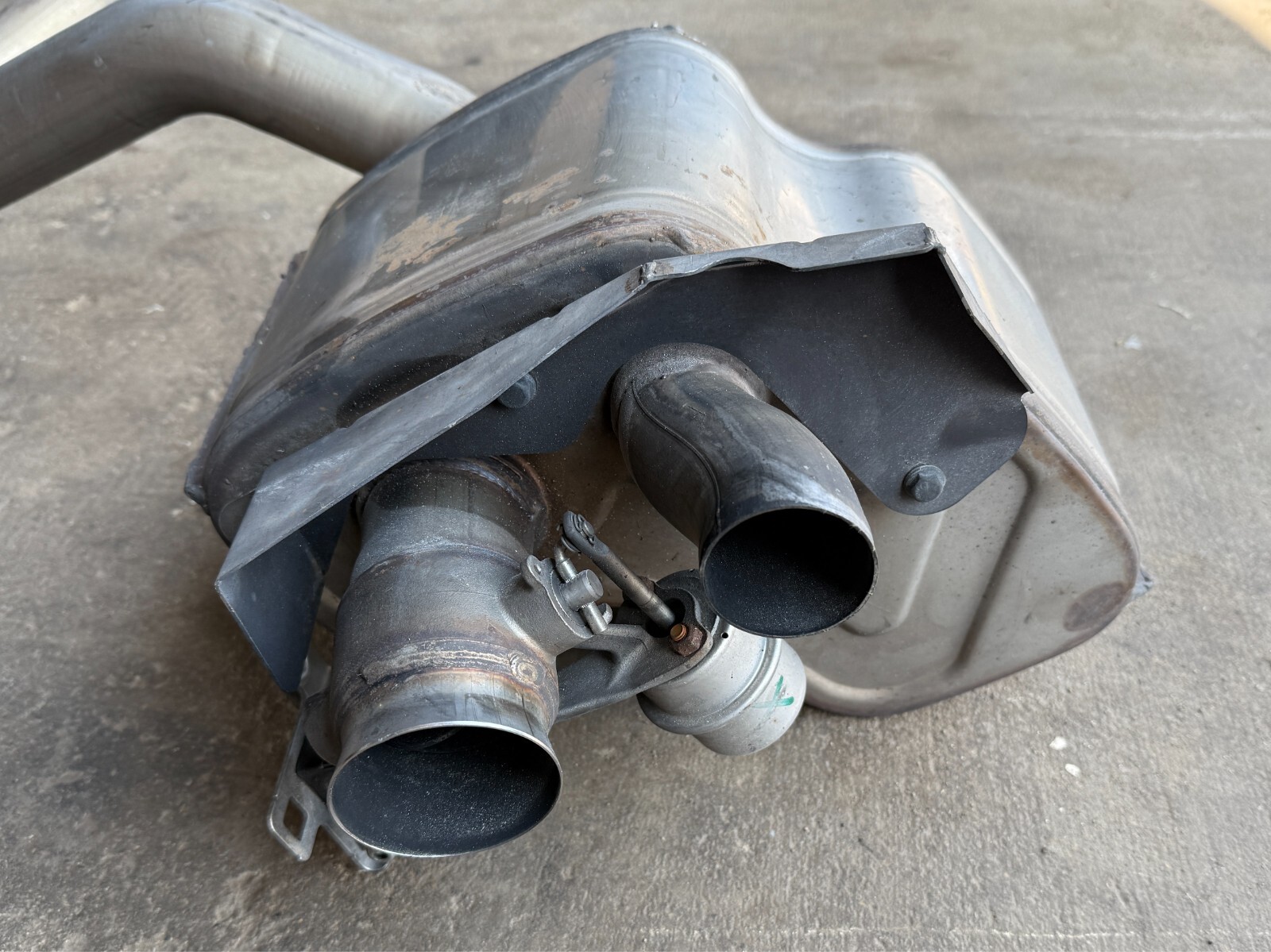 2017 - 2020 Maserati Levante Driver Side LH Muffler OEM 670038671