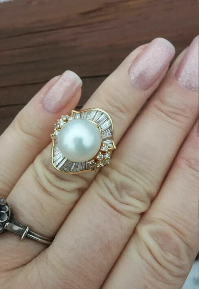 Anillo de compromiso de cóctel de diamantes con perlas creadas en laboratorio de 3 quilates acabado en oro amarillo de 14 quilates Foto 3 de 4