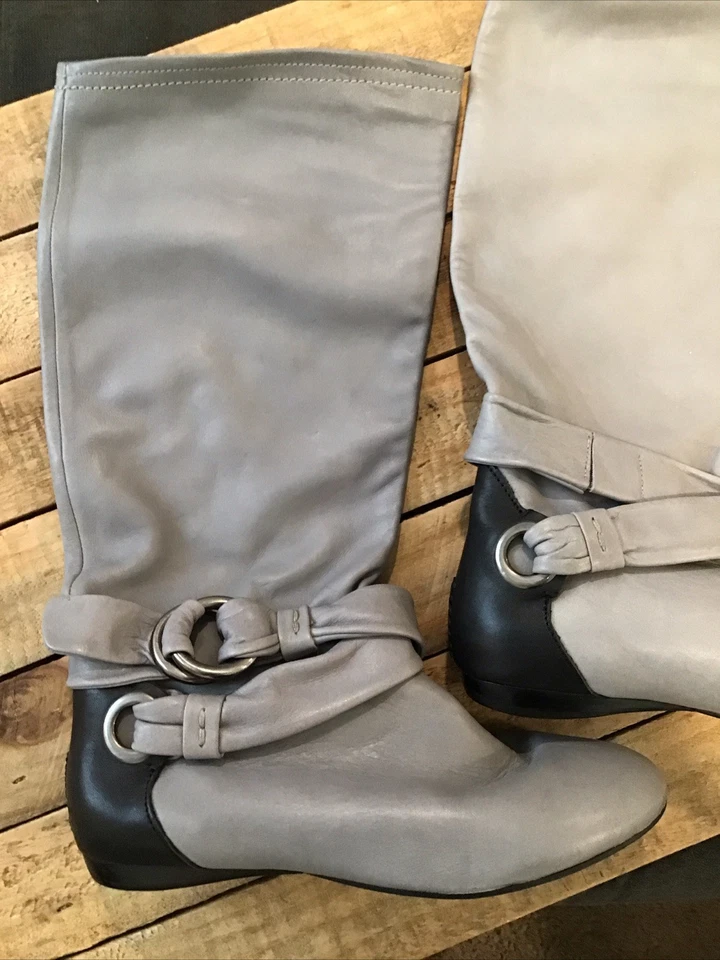 B. MAKOWSKY BOTAS DE COURO MACIO PRETO/TAUPE TAMANHO 7,5 de largura FIVELA DE SAPATOS FEMININOS EXCELENTE ESTADO USADO - Imagem 3 de 4