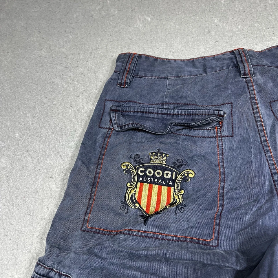Y2K COOGI 澳大利亚工装短裤男式 34 蓝色刺绣口袋标志罕见 14 英寸 — 第 2/4 张图片