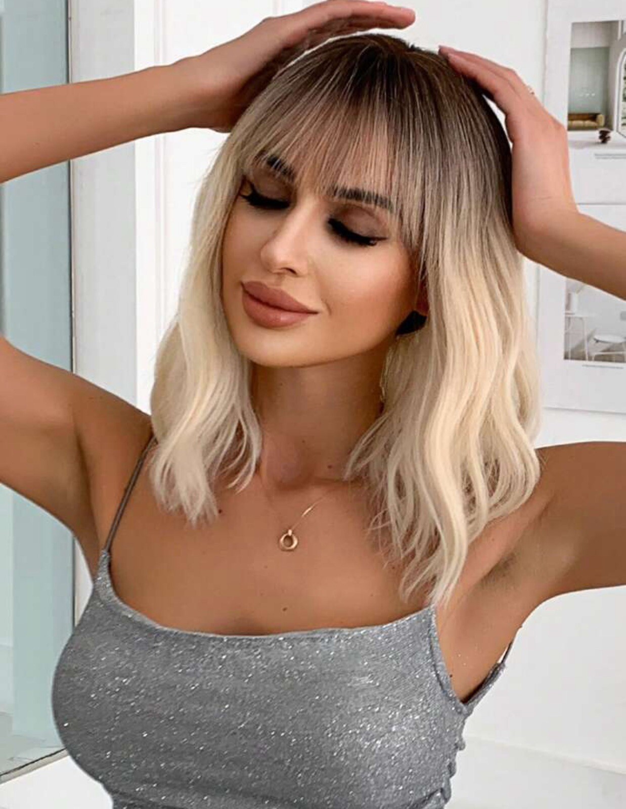 Perruque blonde platine racine foncé coupe courte premium avec ses accessoires de pose