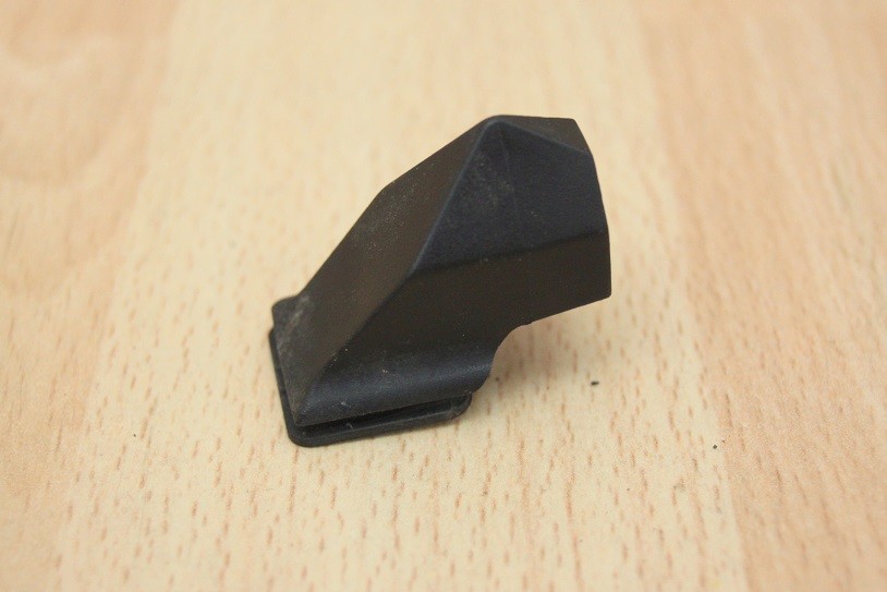 FUEL FLAP RELEASE STRIKER CLIP / DOOR LATCHING PEG Jaguar XK8 XKR