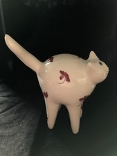 Decorative ceramic cat ornament, mainly white 