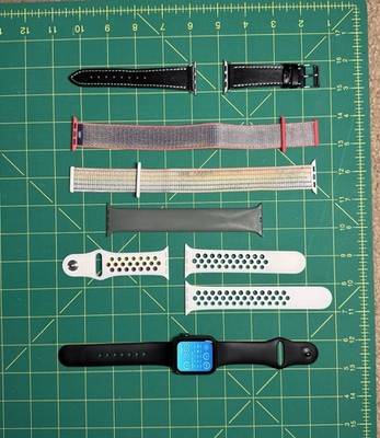 Apple Watch SE Nike 40mm Space Gray Aluminum Case GPS Only