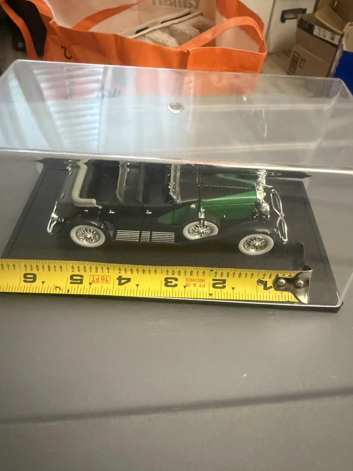 1934 Green Duesenberg with Case Diecast Car 1:32 - Image 4 of 4
