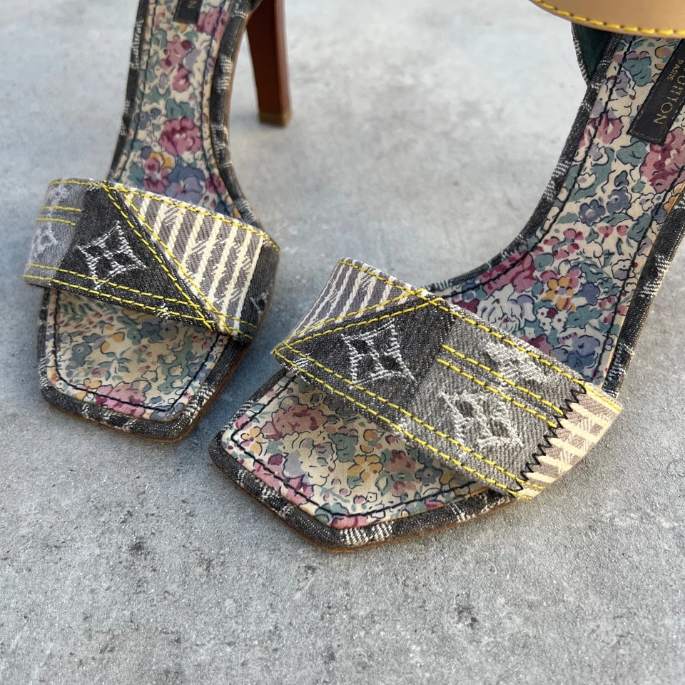 Louis Vuitton | Autêntico Vintage Denim LV Monograma Sandálias de Couro Floral (35,5) - Imagem 3 de 4