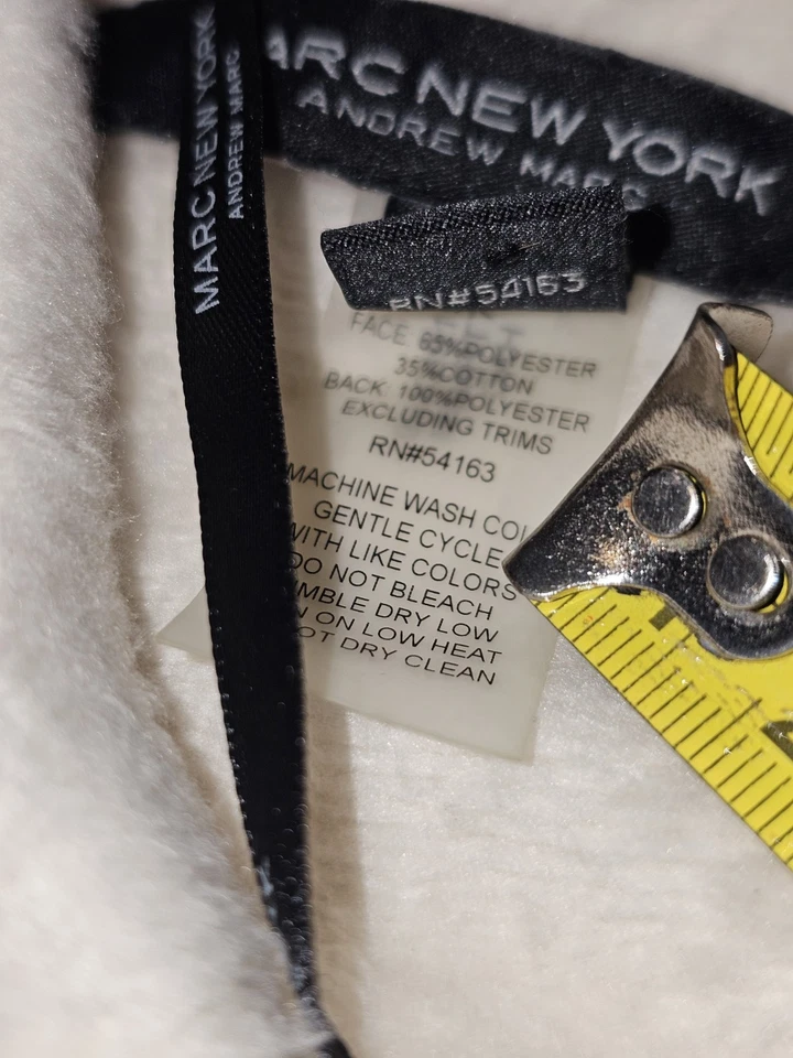 Xale forrado de pele sintética Marc New York Andrew Marc bege tamanho único borlas pom pom - Imagem 4 de 4