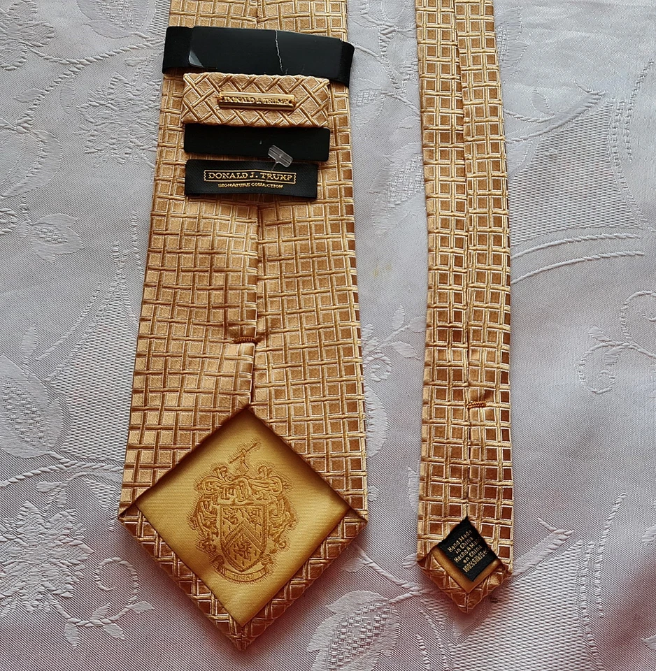 CORBATA DE CUELLO CABALLERO VINTAGE AUTÉNTICA DONALD TRUPM JACQUARD ORO CUADROS SEDA HOMBRE Foto 4 de 4