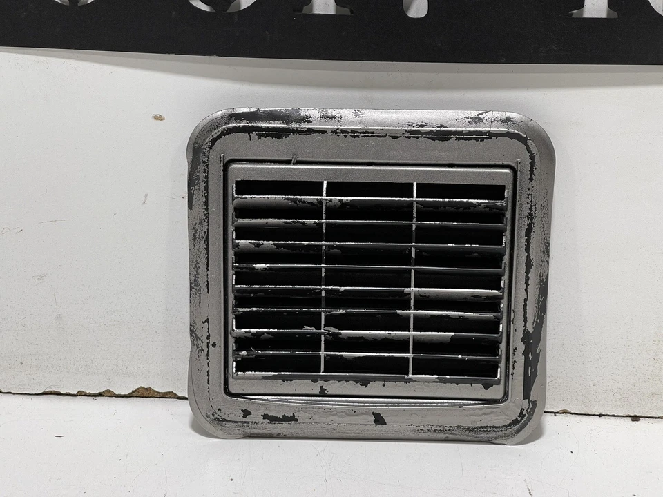 Оригинальная окрашенная вентиляционная решетка задней двери 03–06 Jeep Wrangler TJ 5505599BA CC 27 - Изображение 2 из 4