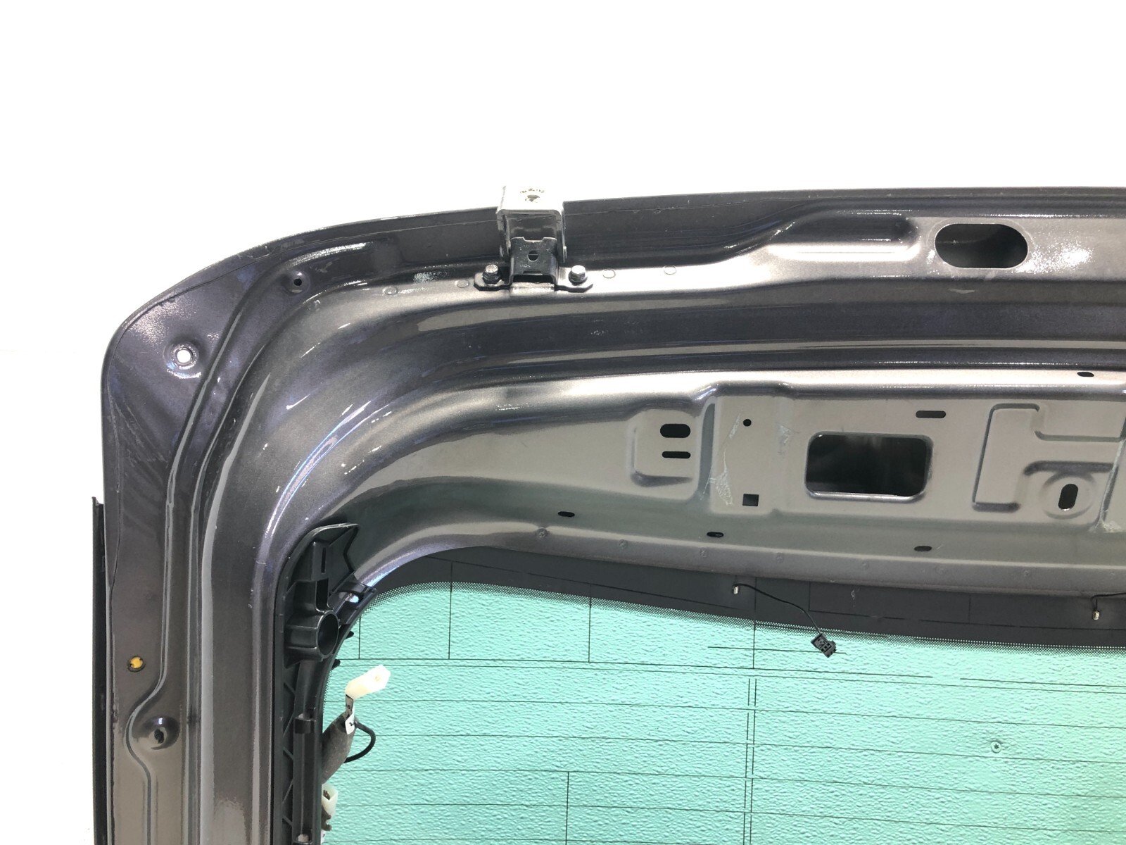 2017-2020 MASERATI LEVANTE REAR TRUNK LID LIFTGATE W/ GLASS OEM GRAY METALLIC.
